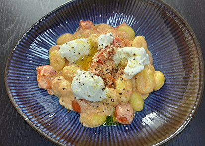Rychlé krémové gnocchi s rajčaty z jedné pánve
