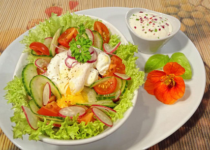 Jarní salát se zastřeným vejcem