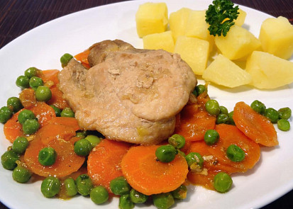 Kotlety na víně s hráškem a mrkví