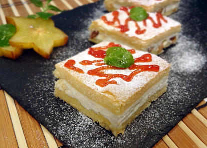 Křehké řezy s tvarohovou náplní