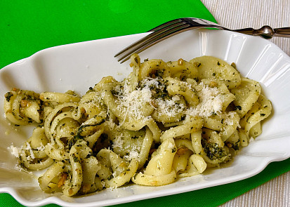 Těstoviny s kopřivovým pestem a medvědím česnekem