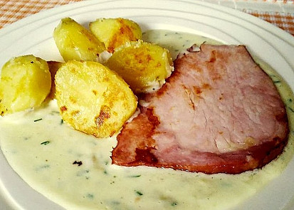 Uzené maso s pažitkovou omáčkou