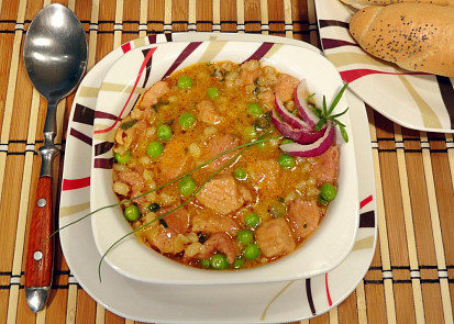 Kroupová polévka s hráškem a vepřovým masem