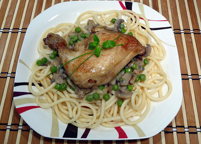 Kuřecí stehna na žampionech s hráškem