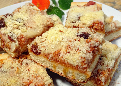 Kynutý koláč s jablky a drobenkou