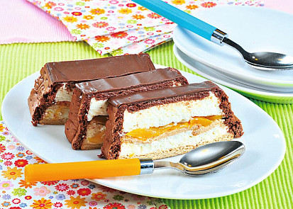 Sušenkový hřbet s kompotovanými broskvemi