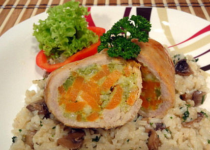 Vepřový závitek s mrkví a brokolicí