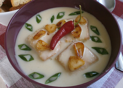 Česnekový krém s opečeným toustem a chilli papričkou