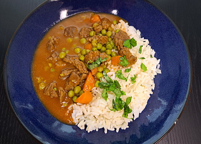 Dušené hovězí na mrkvi a hrášku