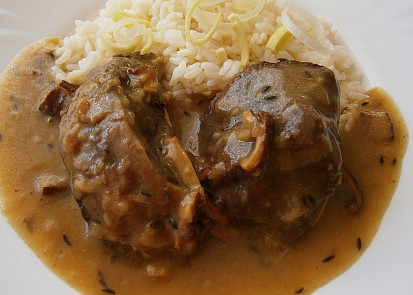 Hovězí krk na špeku a kmíně v papiňáku