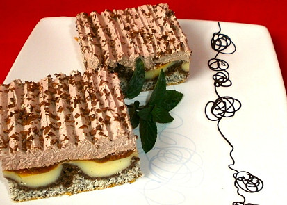 Makovec s pudinkem a šlehačkou