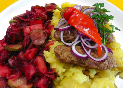 Masové válečky a přílohou z červené řepy a celeru