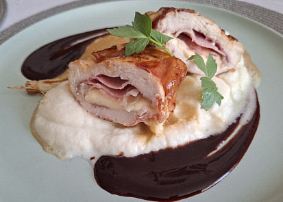 Plněné kuřecí prso s květákovým pyré a balsamikovou omáčkou