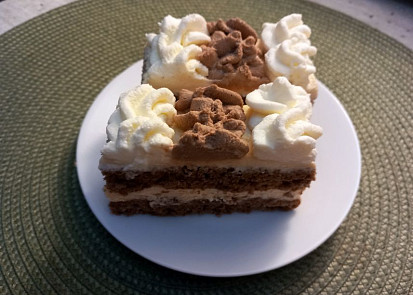 Řezy s meruňkovým krémem a šlehačkou