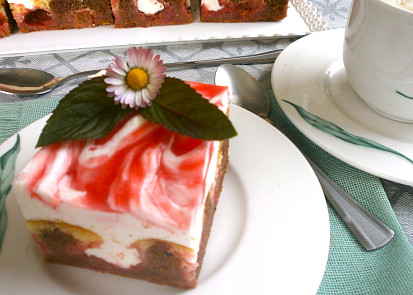 Jahodové řezy s pudinkem a šlehačkou