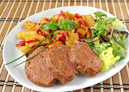 Krůtí sekaná s bramborami z jednoho pekáčku