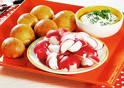 Kynuté bochánky se smetanovým dipem a ředkvičkami