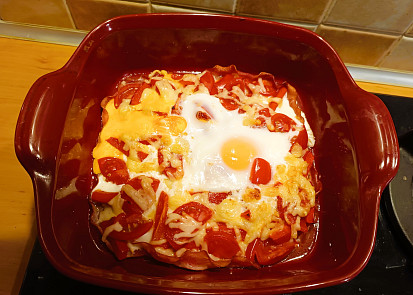 Zapékaná zelenina s vejci, šunkou a sýrem