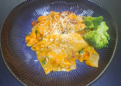 Lasagne s kuřecím a sušenými rajčaty z jedné pánve