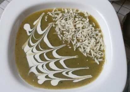 Cuketová polévka s bramborem a dvěma druhy sýra