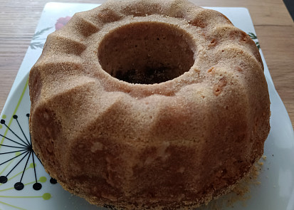 Jablečnoořechová bábovka se šlehačkou