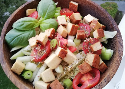 Kedlubnový salát s uzeným tofu
