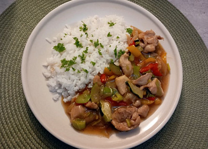 Kuřecí kousky na pórku a paprikách