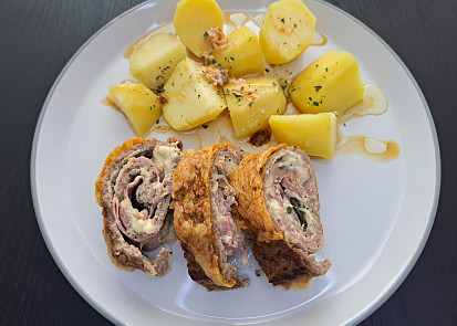 Roláda z mletého masa plněná sýrem a šunkou