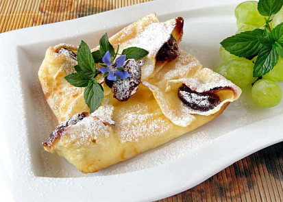 Zapečené palačinkové větrníky s datlemi