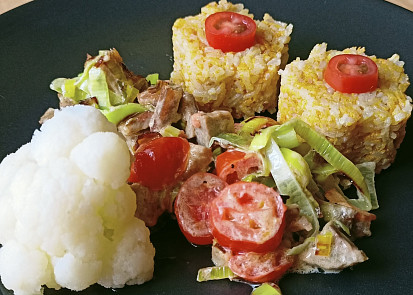 Vepřové maso na pórku a rajčatech