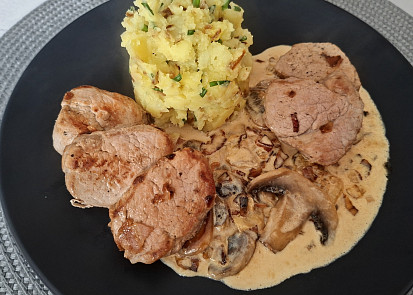 Vepřová panenka s houbami na smetaně a šťouchanými brambory