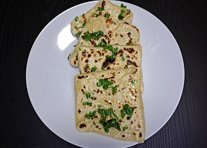 Naan plněný sýrem s česnekovým máslem