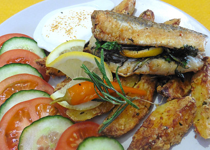 Pečený hejk s bylinkami a parmazánovými bramborami z horkovzdušné fritézy