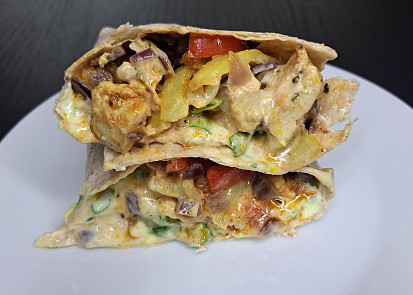 Tortilla s kuřecím masem a paprikami