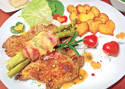 Vepřový steak s gratinovaným chřestem