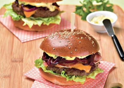 Hovězí burger s karamelizovanou cibulkou