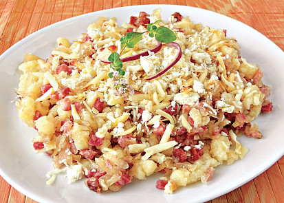 Strapačky sypané čtyřmi druhy sýrů