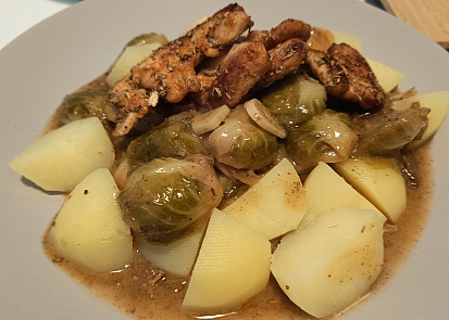 Medová růžičková kapusta na špeku s kuřecími nudličkami