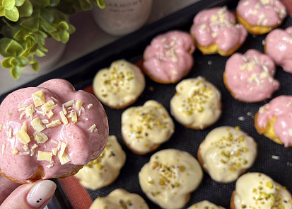 Profiterolky s mascarpone krémem, malinami a čokoládou