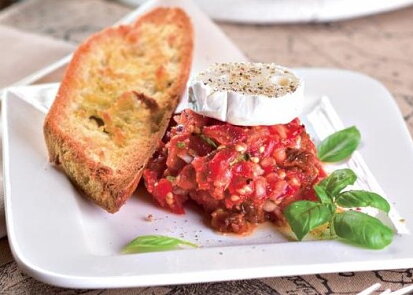 Bruschetta s rajčatovým kaviárem a kozím sýrem