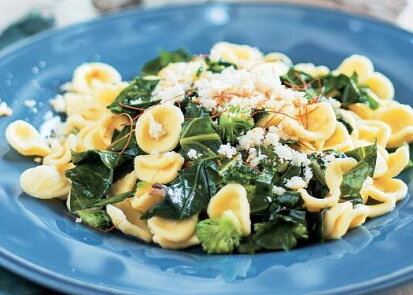 Těstoviny orecchiette s kedlubnovými listy