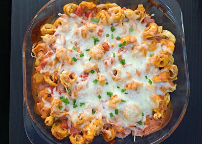 Tortellini zapečené v rajčatové omáčce