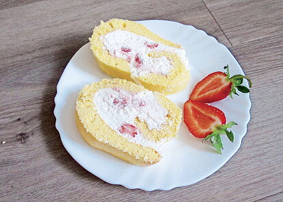 Letní jahodová roláda