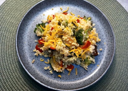 Bulgur s brokolicí, paprikou, cuketou, sušenými rajčaty a sýrem