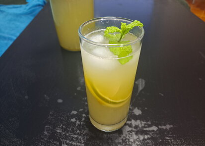 Citrusovo-bazalková limonáda