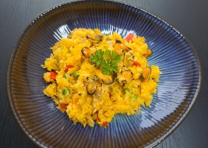 Paella s kuřecím masem a mořskými plody