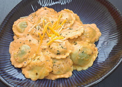 Rychlé tortellini ve smetanovo-pestové omáčce