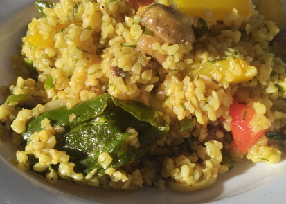 Bulgur se zeleninou, žampiony a koprem