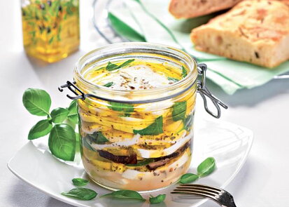 Nakládaná mozzarella s bylinkovou focacciou