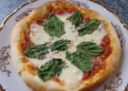 Pizza s čerstvým špenátem a rajčaty